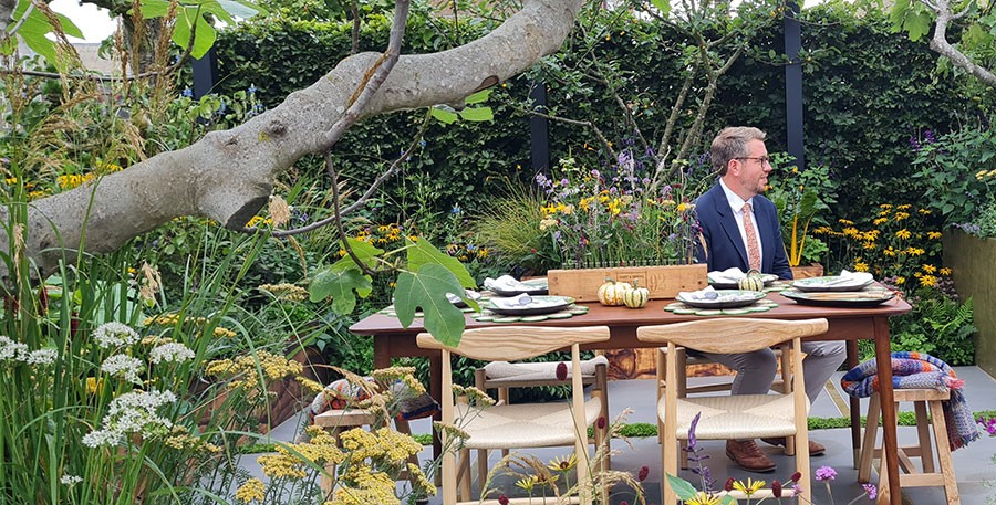 Designern Alan Williams i sin trädgård. Foto: Kerstin Engstrand