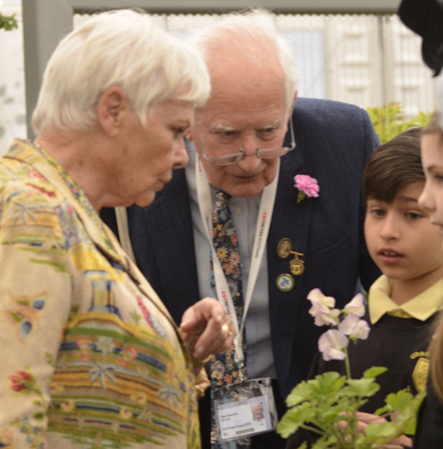 Peter Seabrook på Chelsea Flower Show 2019 uppmuntrande två barn som fick ge blommor till Dame Judi Dench. Foto: Kerstin Engstrand